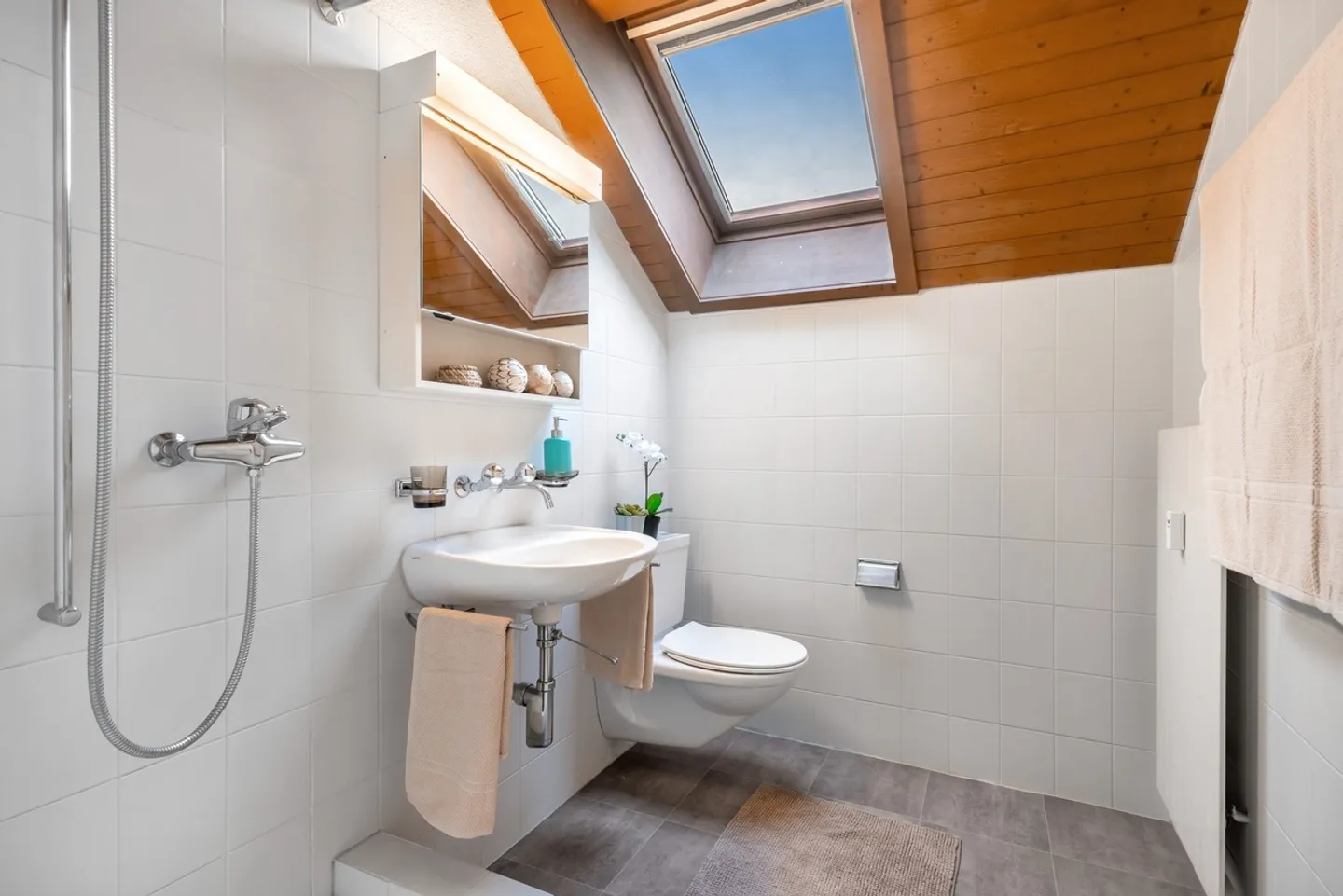 Charmante Dachwohnung mit Cheminée - Foto 9 von 11