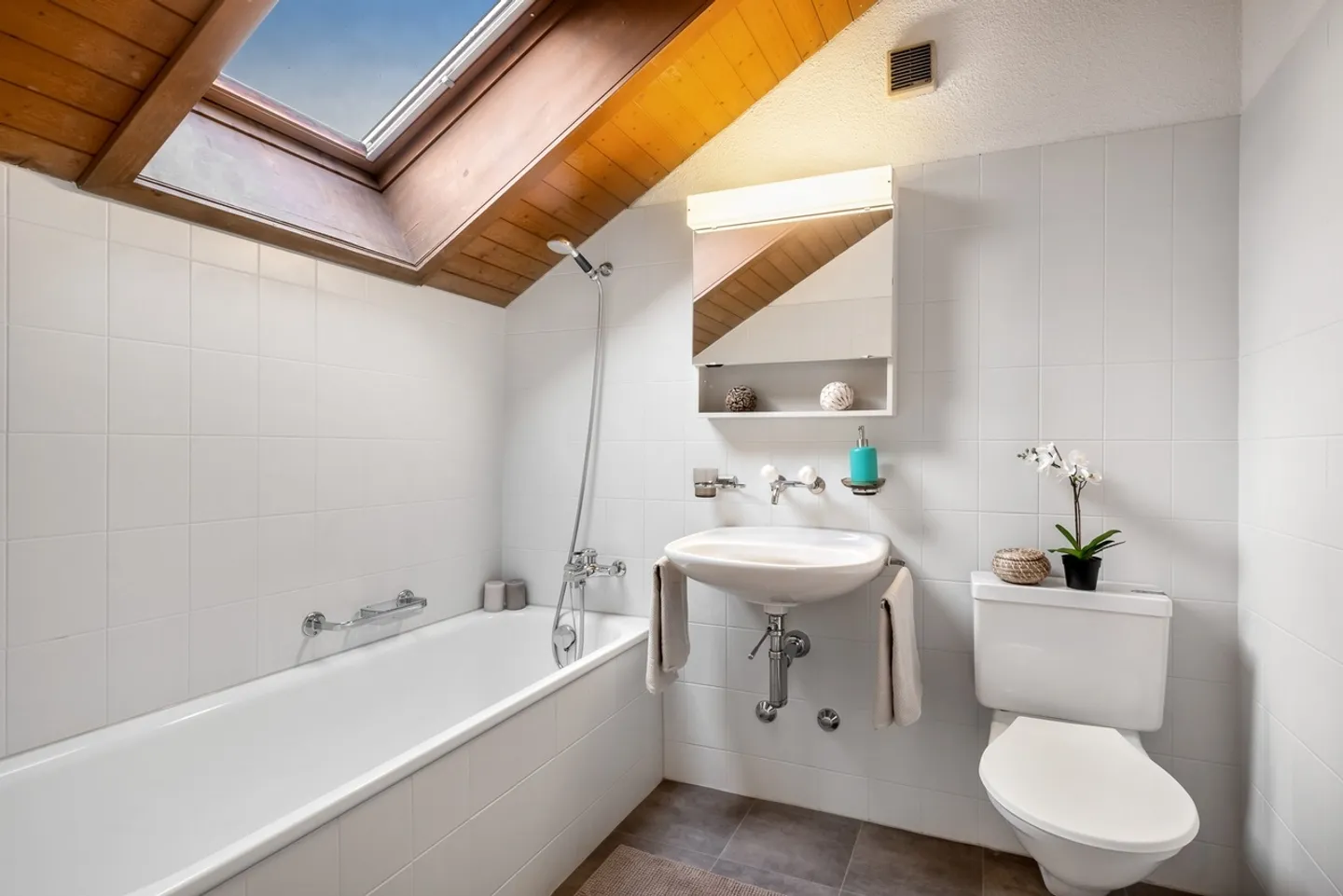 Charmante Dachwohnung mit Cheminée - Foto 10 von 11