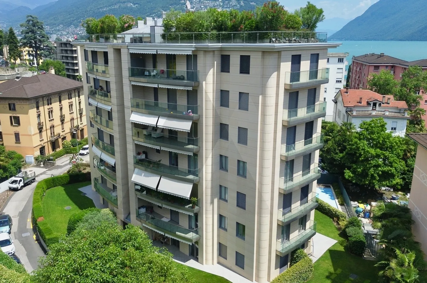ELEGANTE APPARTAMENTO CON PISCINA CONDOMINIALE  - Foto 2 di 13