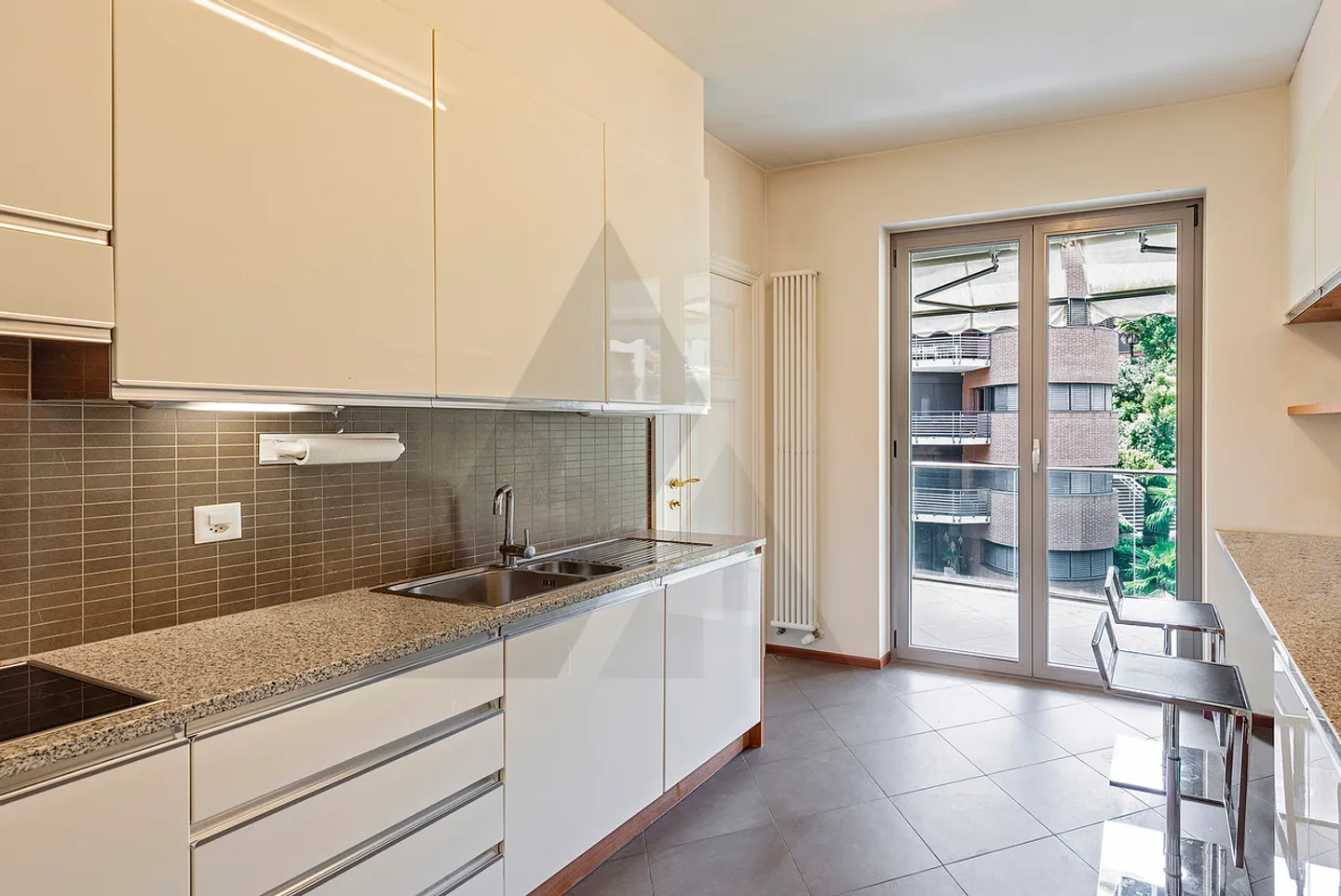 ELEGANTE APPARTAMENTO CON PISCINA CONDOMINIALE  - Foto 9 di 13
