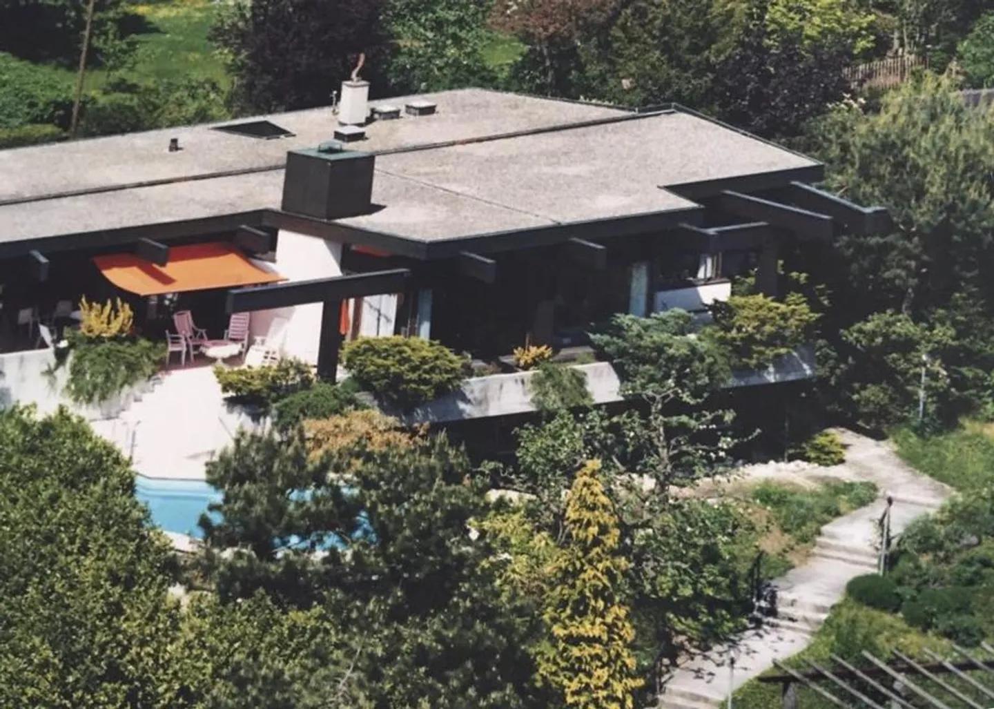 Freistehendes 7 1/2-Zimmer EFH mit Garage (3 AEP) und Pool am Rebberg - Foto 1 von 14