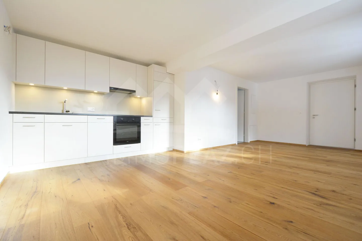 Neue 2½ Zi.-Wohnung mit grossem Sitzplatz - Foto 2 von 8