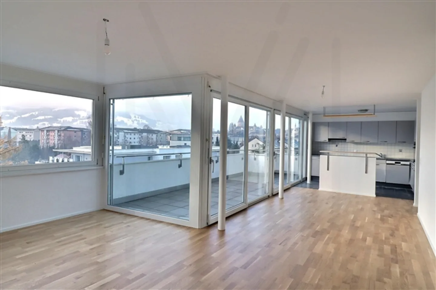 Magnifico attico ristrutturato con 4,5 stanze e vista mozzafiato sul Moléson e sulla città di Bulle - Foto 1 di 13