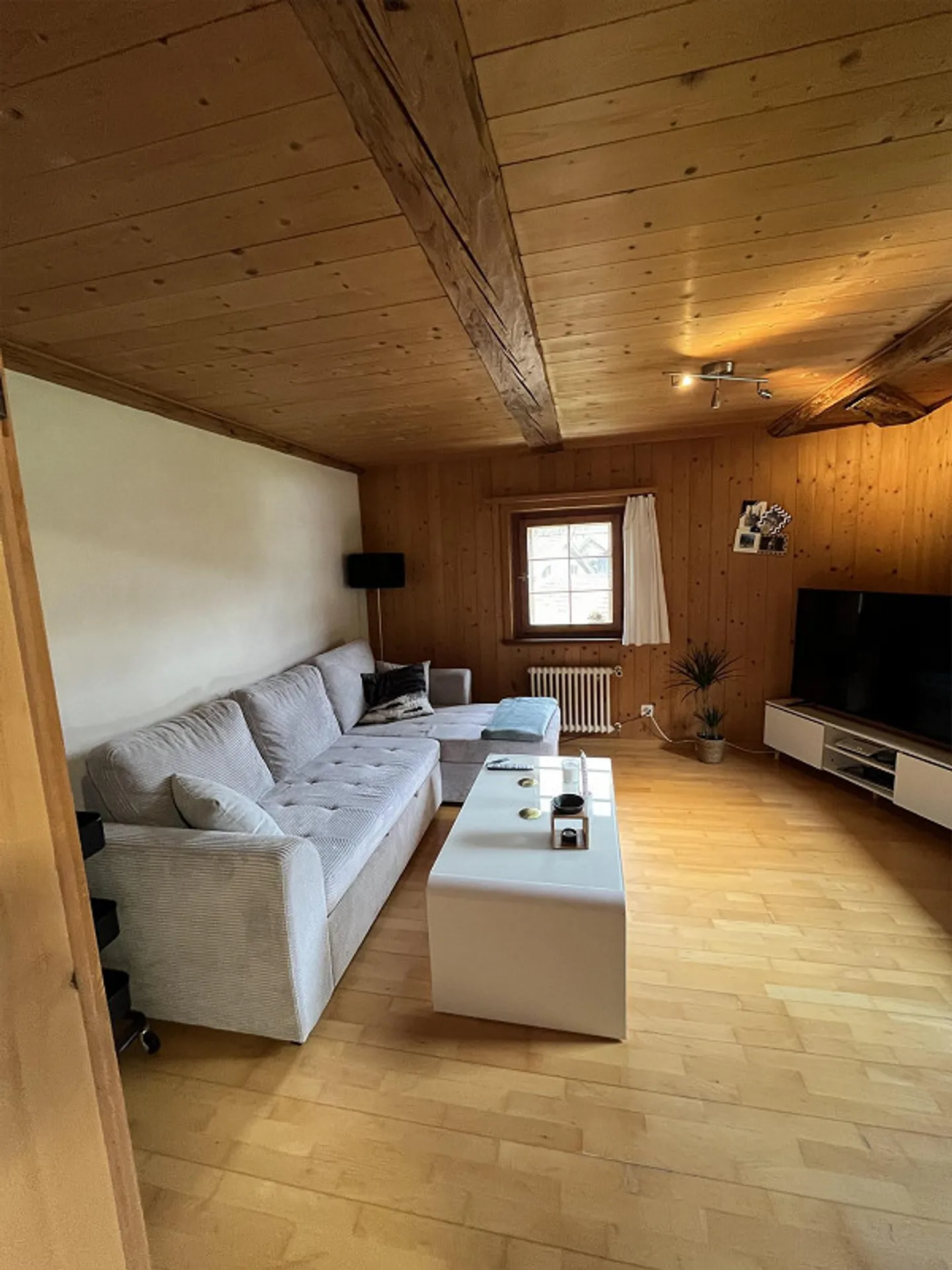 Subtenant for 2.5 room apartment 890.- per month - Photo 2 of 8