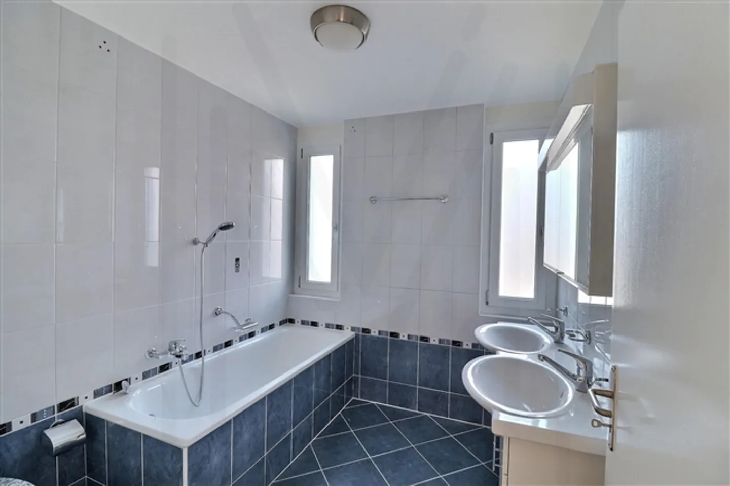 Magnifico attico ristrutturato con 4,5 stanze e vista mozzafiato sul Moléson e sulla città di Bulle - Foto 7 di 13