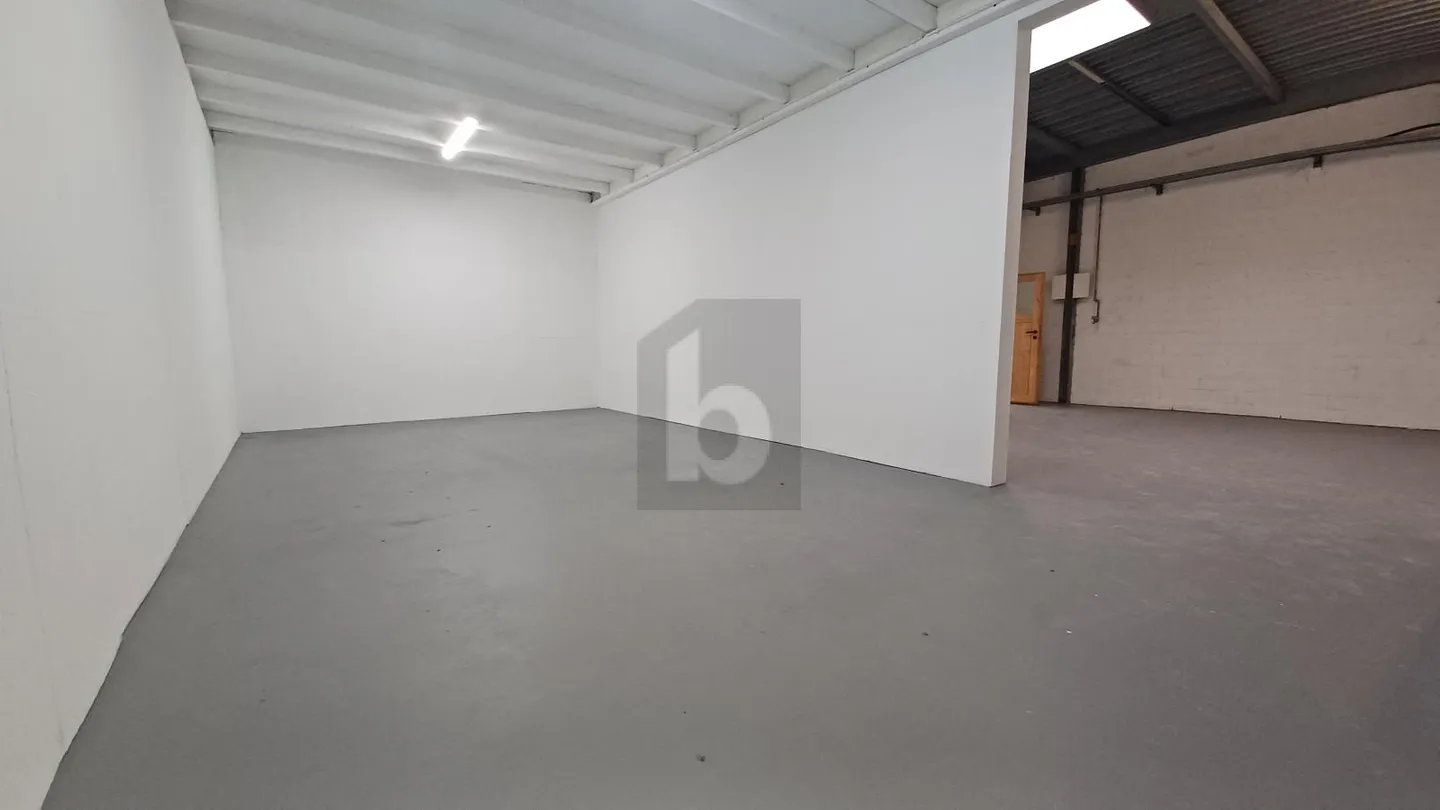Mixed-use building for rent - Photo 5 of 6