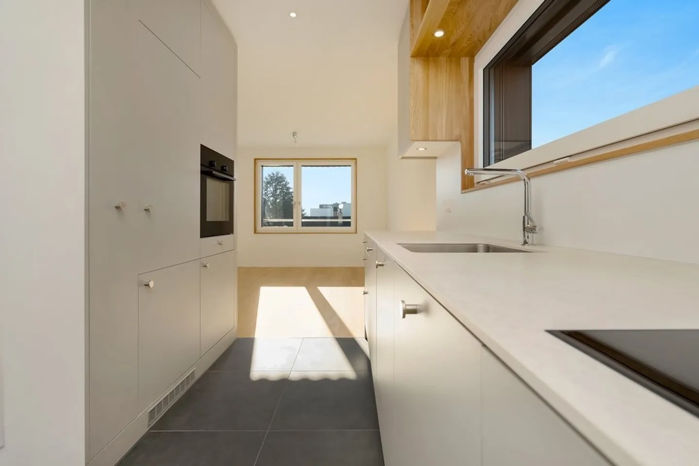 Exclusive 2.5-room penthouse apartment with loggia and terrace - Photo 2 of 6