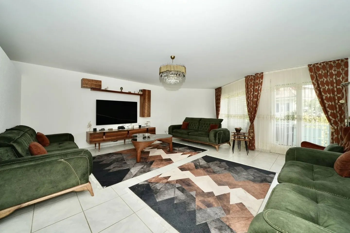 SPACIOUS APARTMENT IN A CENTRAL LOCATION - Photo 3 of 7