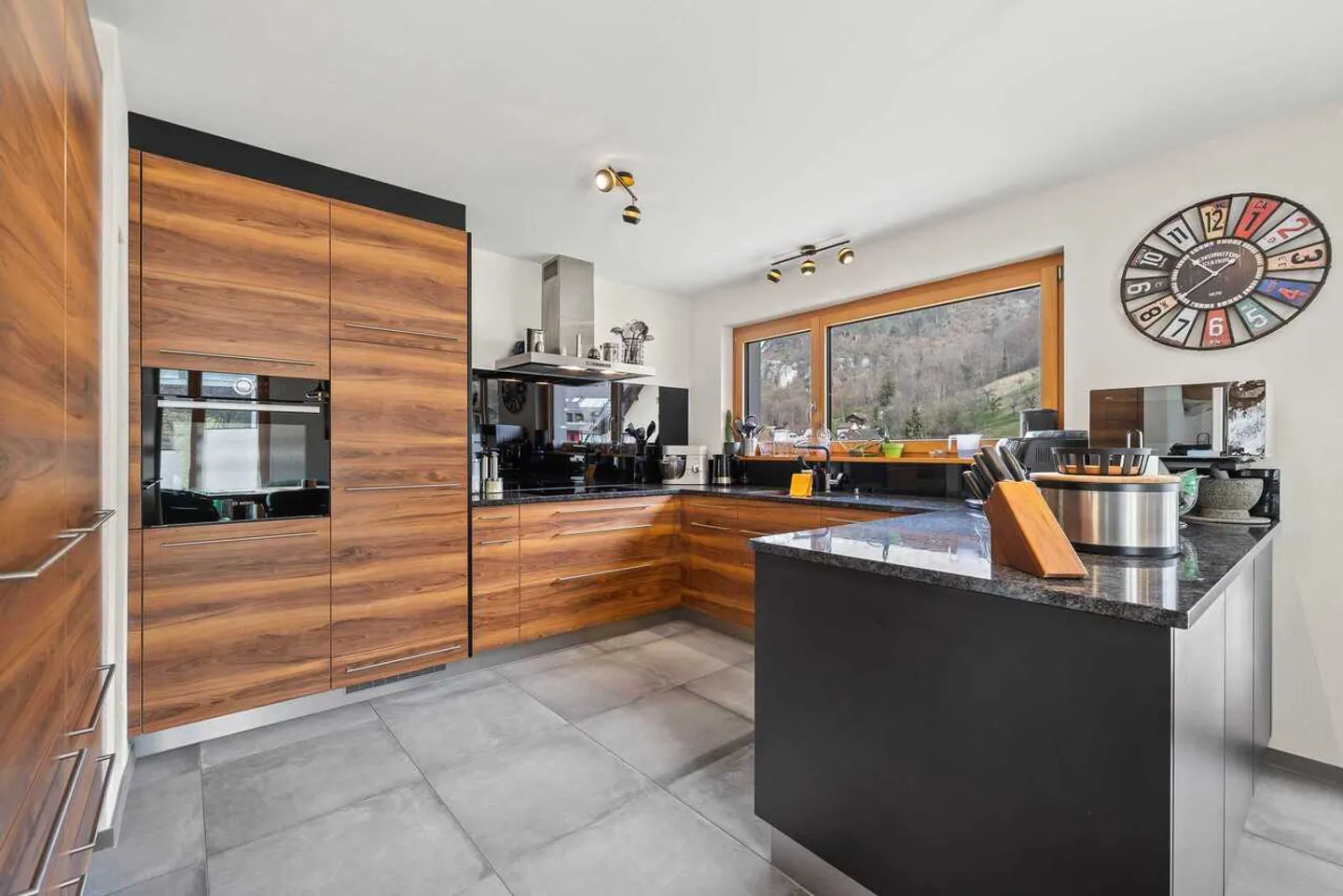 Modern Semi-Detached House - Photo 4 of 13