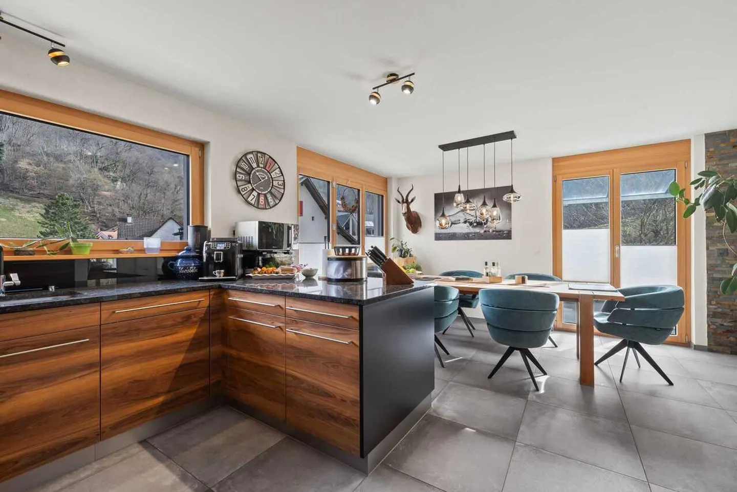 Modern Semi-Detached House - Photo 5 of 13