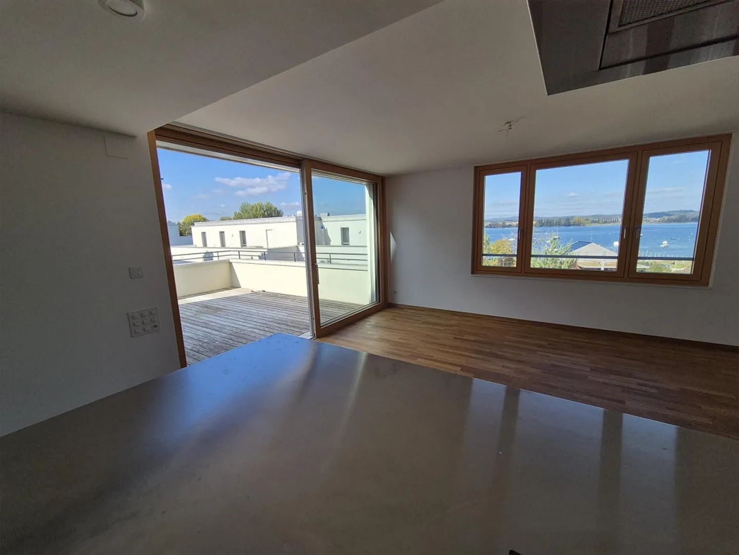 Exklusive Maisonette-Wohnung (inkl. 2 PP) mit voller Seesicht - Foto 4 von 23