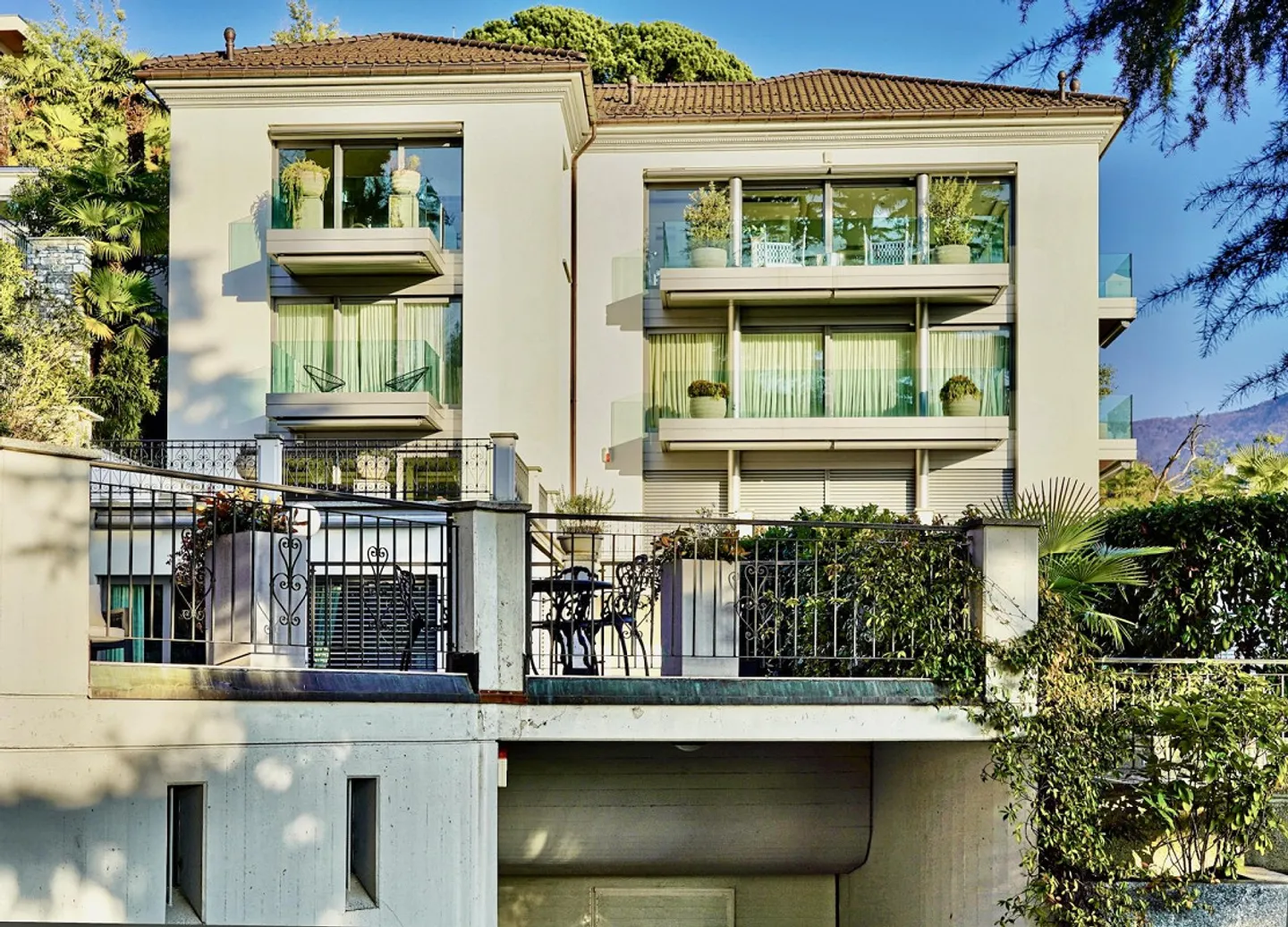 Elegante attico di lusso con vista panoramica sul lago - Foto 1 di 11