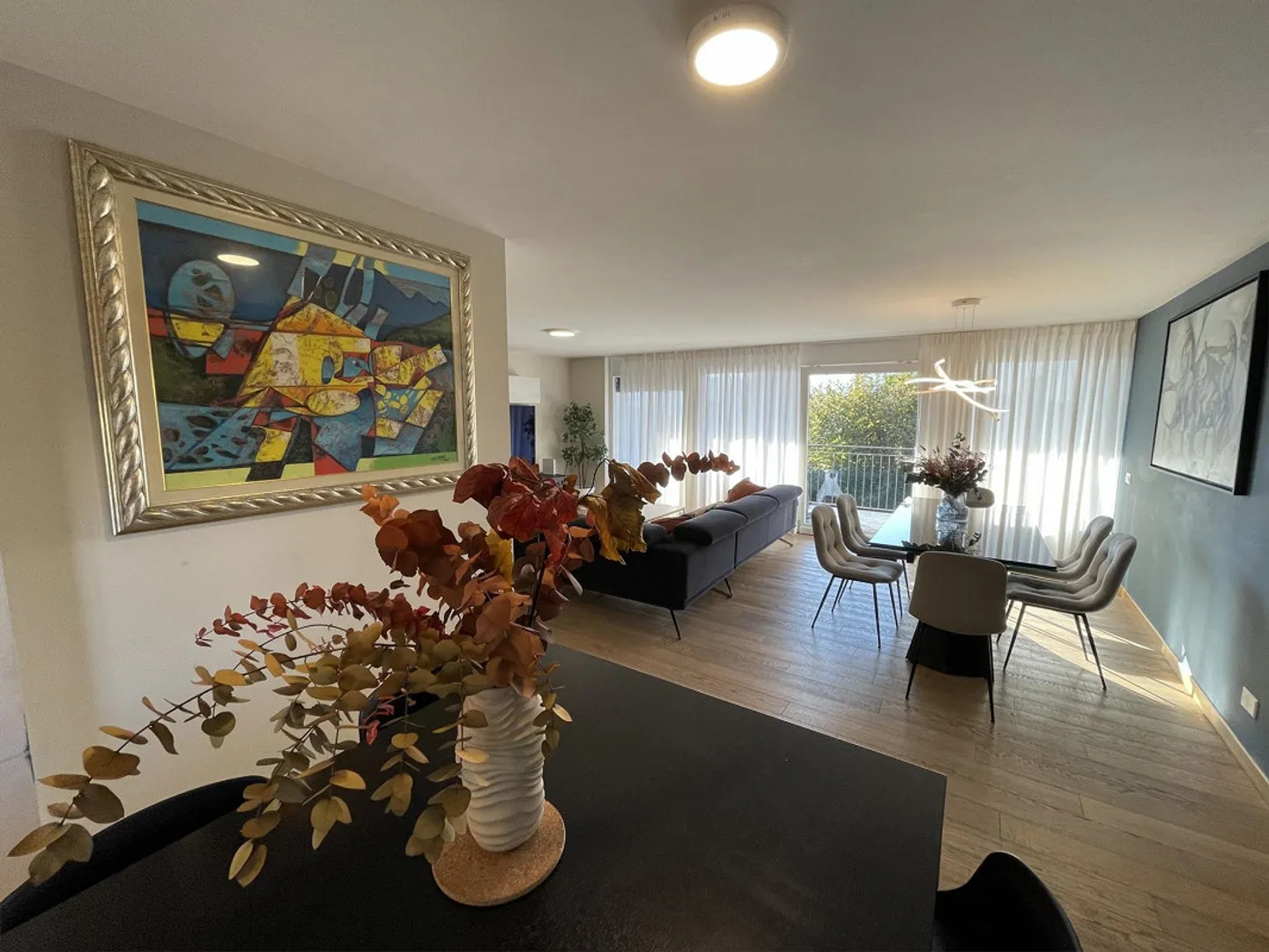 ELEGANTE ED AMPIO APPARTAMENTO 4.5 CON DUE POSTEGGI - Foto 1 di 13