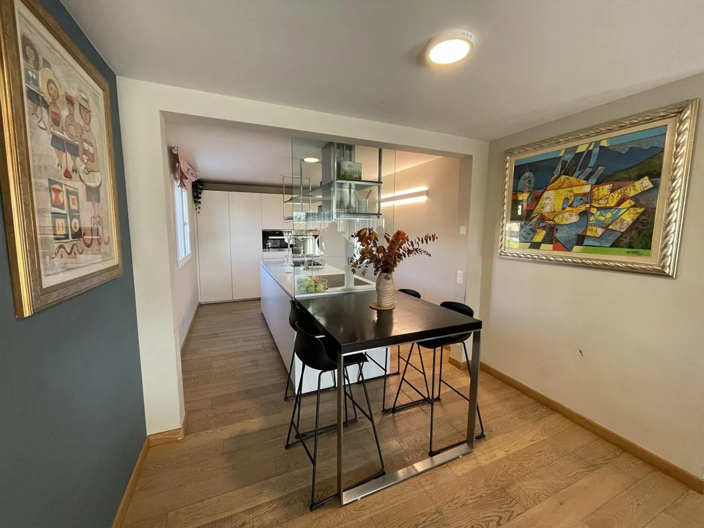 ELEGANTE ED AMPIO APPARTAMENTO 4.5 CON DUE POSTEGGI - Foto 2 di 13