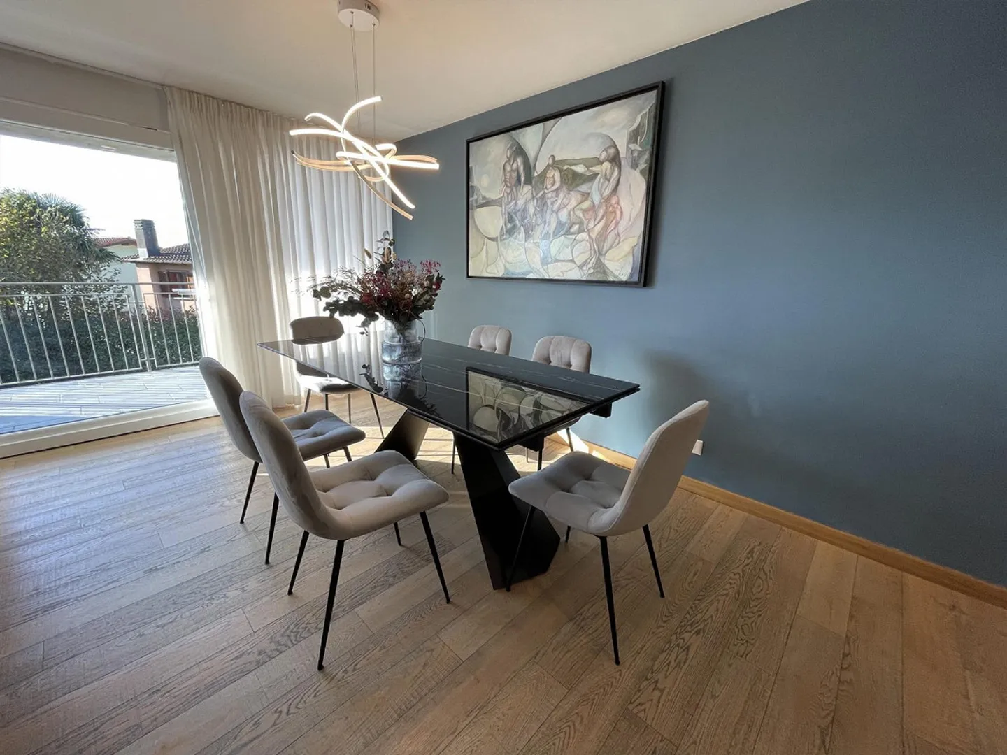 ELEGANTE ED AMPIO APPARTAMENTO 4.5 CON DUE POSTEGGI - Foto 5 di 13