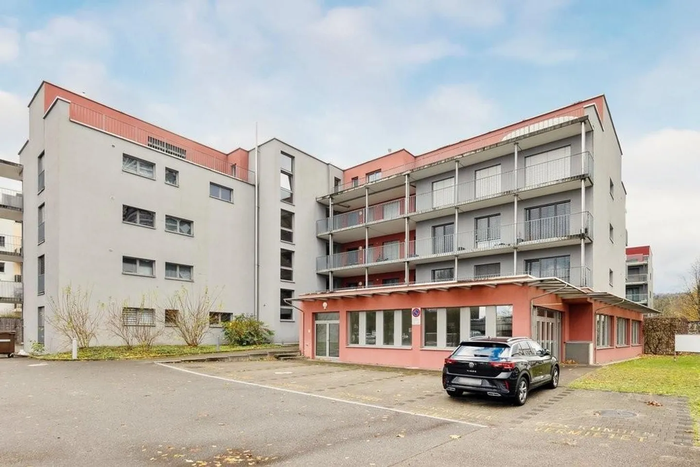 Attractive office space in the heart of Dübendorf for rent! - Photo 2 of 10