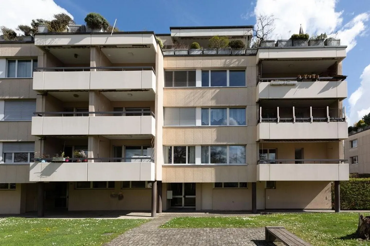 Living with lake view - central in Männedorf! - Photo 1 of 7