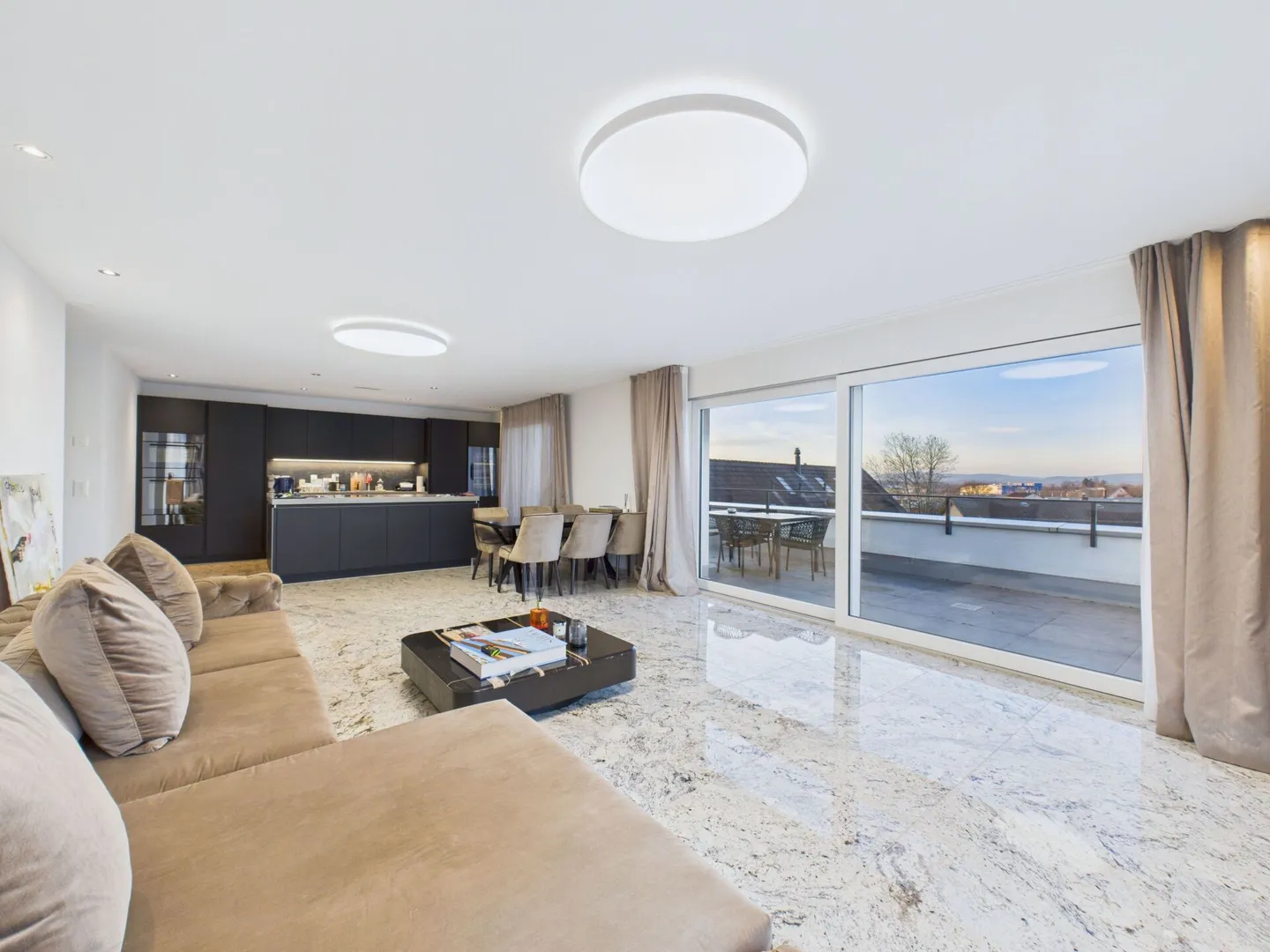 Appartement penthouse exclusif de 4,5 pièces avec un aménagement intérieur de qualité au centre de Kloten - Photo 1 sur 22