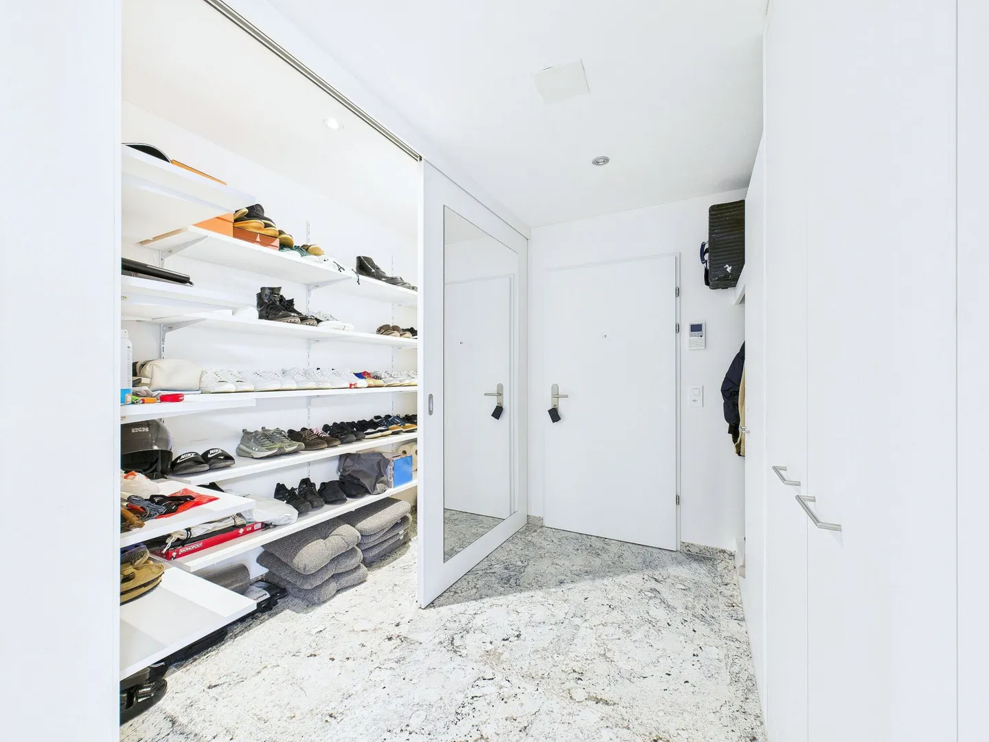 Appartement penthouse exclusif de 4,5 pièces avec un aménagement intérieur de qualité au centre de Kloten - Photo 2 sur 22