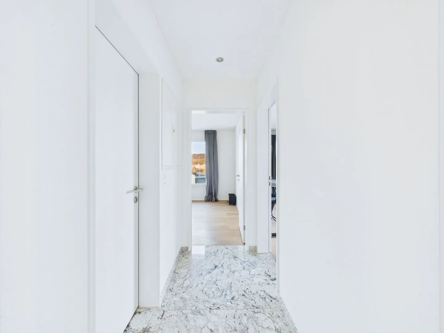 Appartement penthouse exclusif de 4,5 pièces avec un aménagement intérieur de qualité au centre de Kloten - Photo 9 sur 22