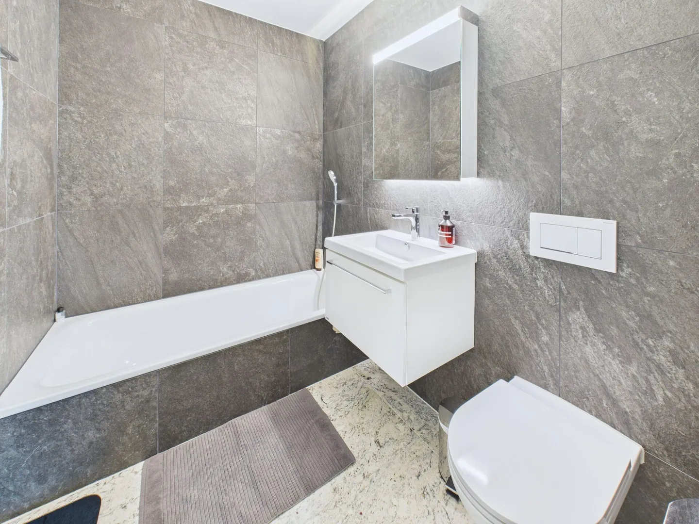 Appartement penthouse exclusif de 4,5 pièces avec un aménagement intérieur de qualité au centre de Kloten - Photo 10 sur 22