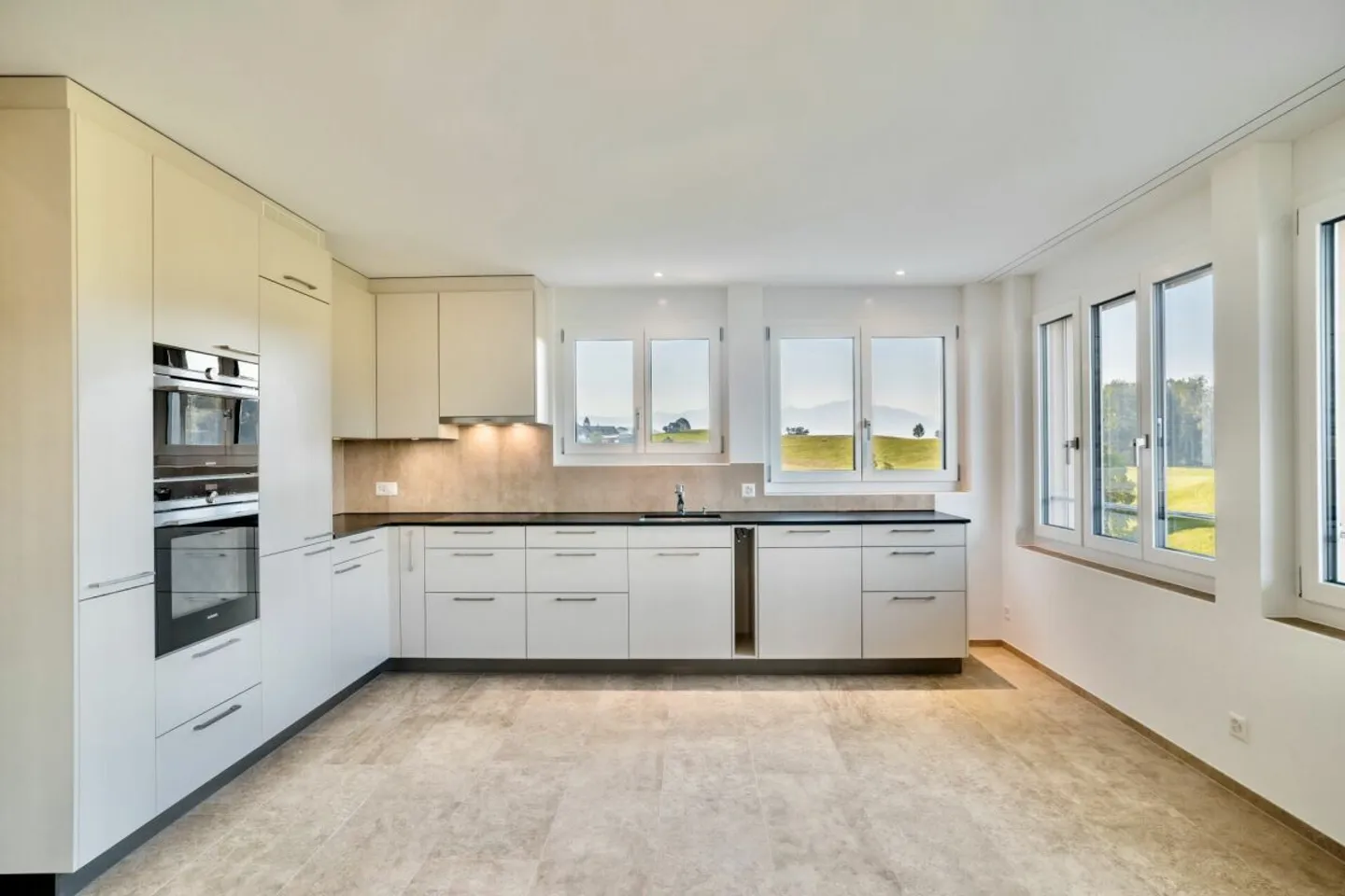 Appartamento soleggiato in posizione tranquilla - Foto 1 di 10