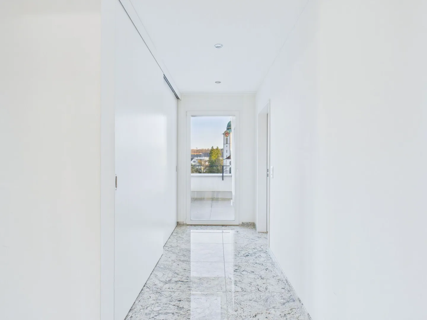 Appartement penthouse exclusif de 4,5 pièces avec un aménagement intérieur de qualité au centre de Kloten - Photo 7 sur 22