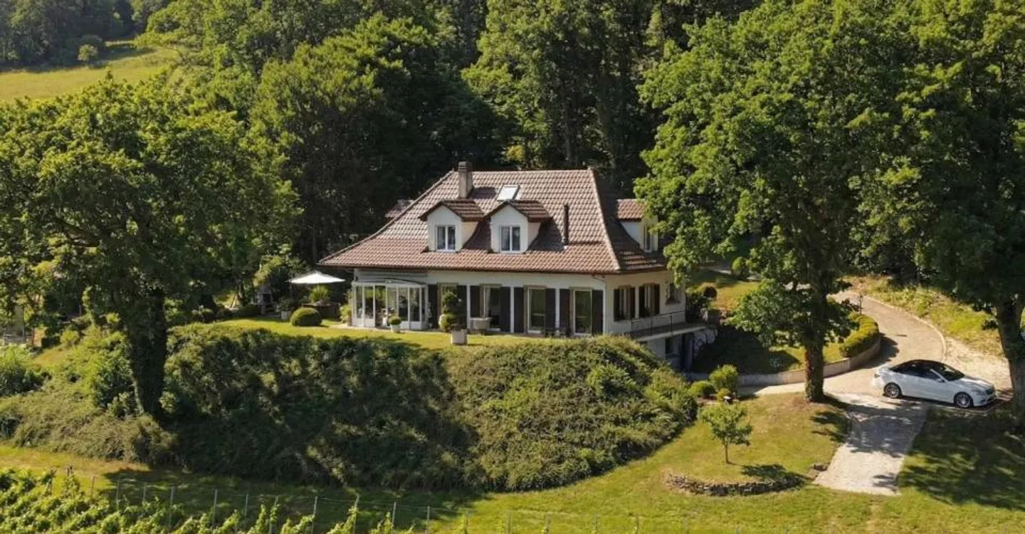 Villa di charme con vista panoramica sul lago di Neuchâtel - Foto 1 di 13