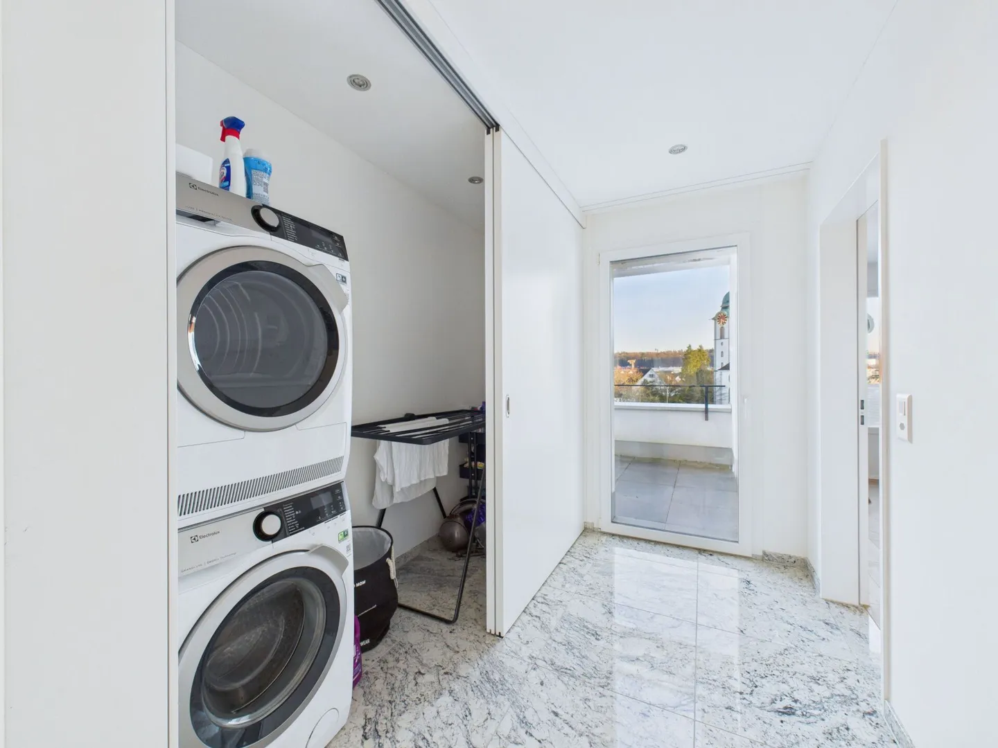 Appartement penthouse exclusif de 4,5 pièces avec un aménagement intérieur de qualité au centre de Kloten - Photo 18 sur 22