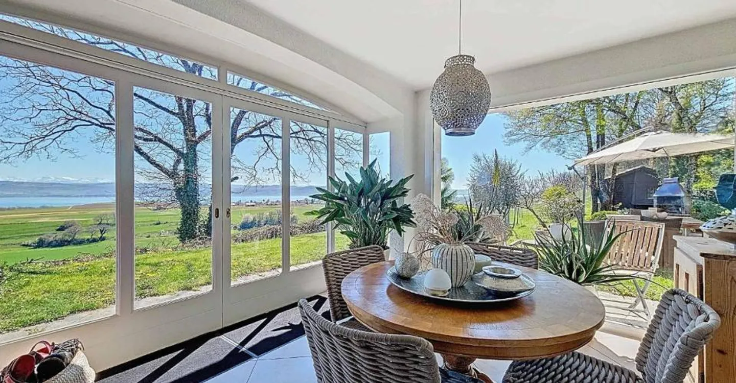 Villa di charme con vista panoramica sul lago di Neuchâtel - Foto 3 di 13