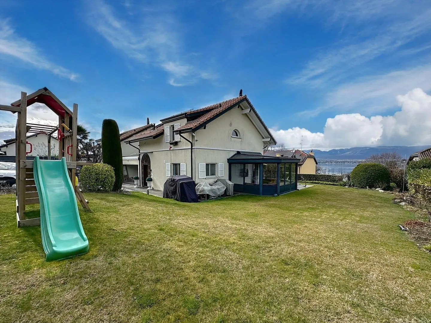 Magnifica villa a schiera con vista lago in affitto arredata o non arredata - Foto 2 di 12