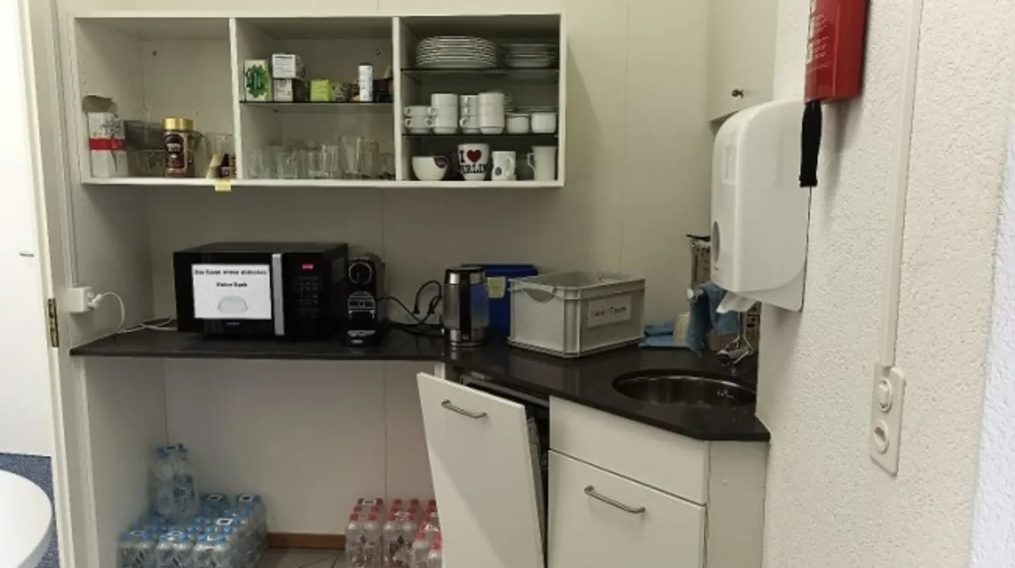 Ampio spazio commerciale in affitto a Hombrechtikon a partire da luglio 2026! - Foto 6 di 10