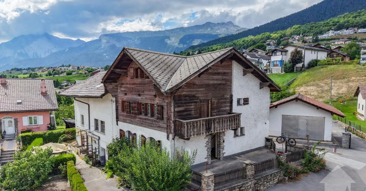 Affascinante casa di villaggio con potenziale - Foto 1 di 12