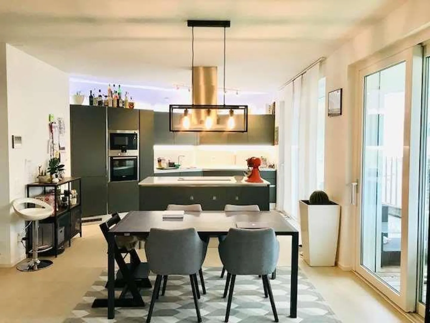 Elegant high-end villa with private garden - Photo 9 of 13