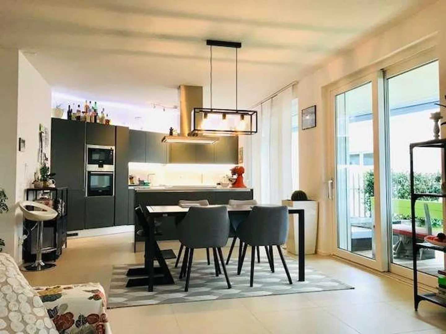 Elegant high-end villa with private garden - Photo 8 of 13