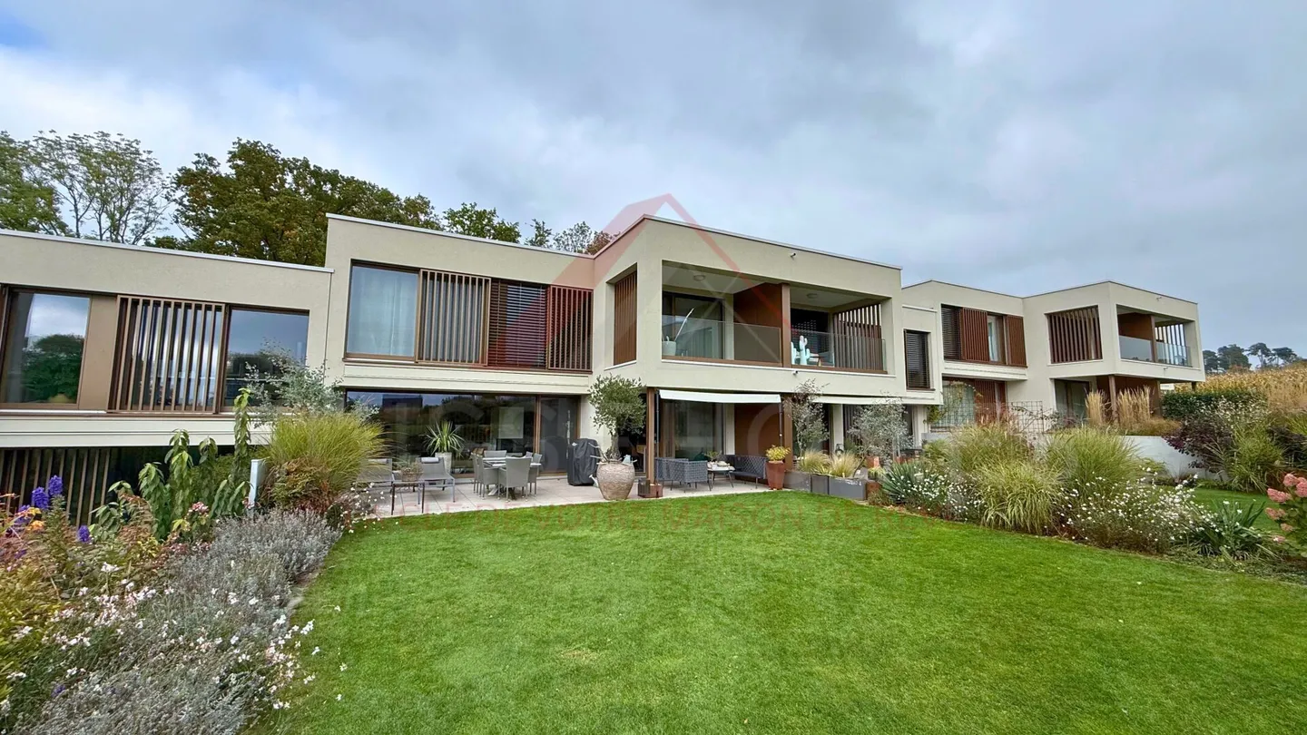 Superbe villa contiguë de 6.5 pièces - design contemporain, confort absolu et situation proche du lac - Photo 1 sur 14