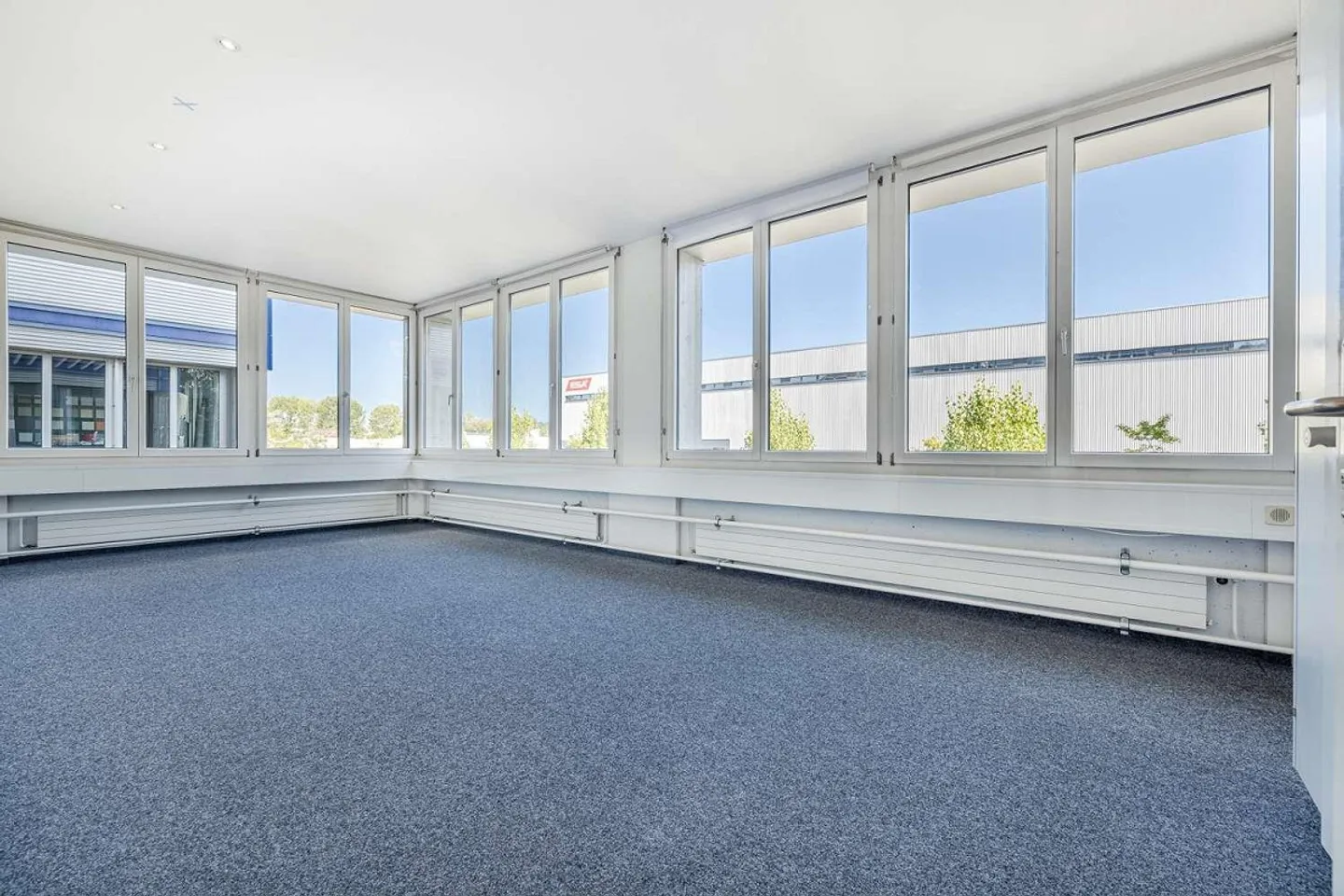 Space for Ideas: 27 m² Office Space in the Heart of Winkeln, St. Gallen - Photo 2 of 9