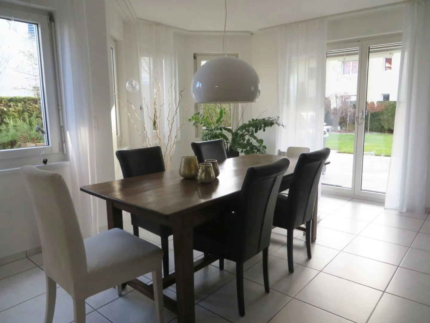 Maison jumelée bien entretenue dans un quartier résidentiel calme - Photo 3 sur 17