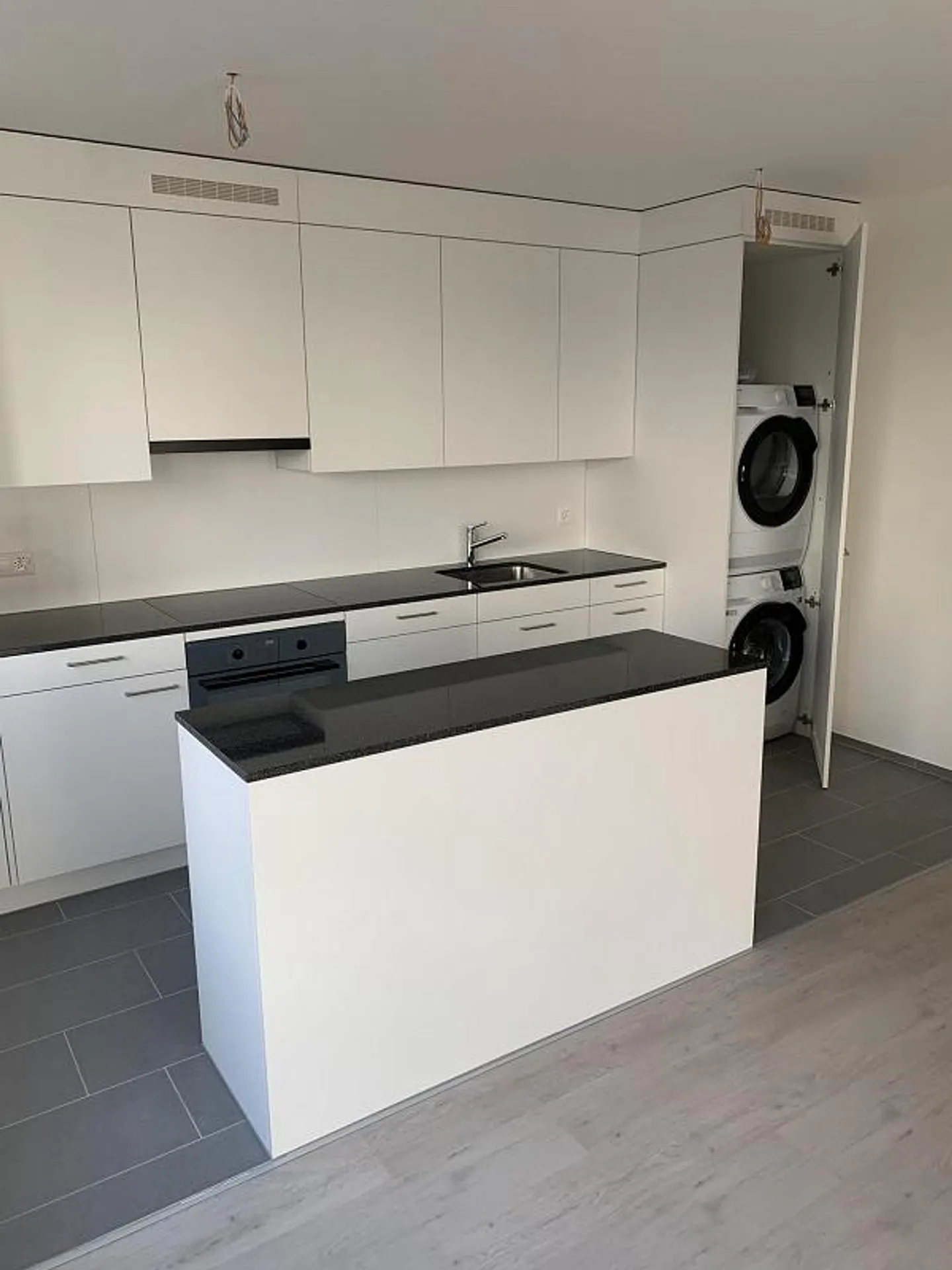 Newly renovated 3.5 room apartment in the St. Johann district - Photo 3 of 10