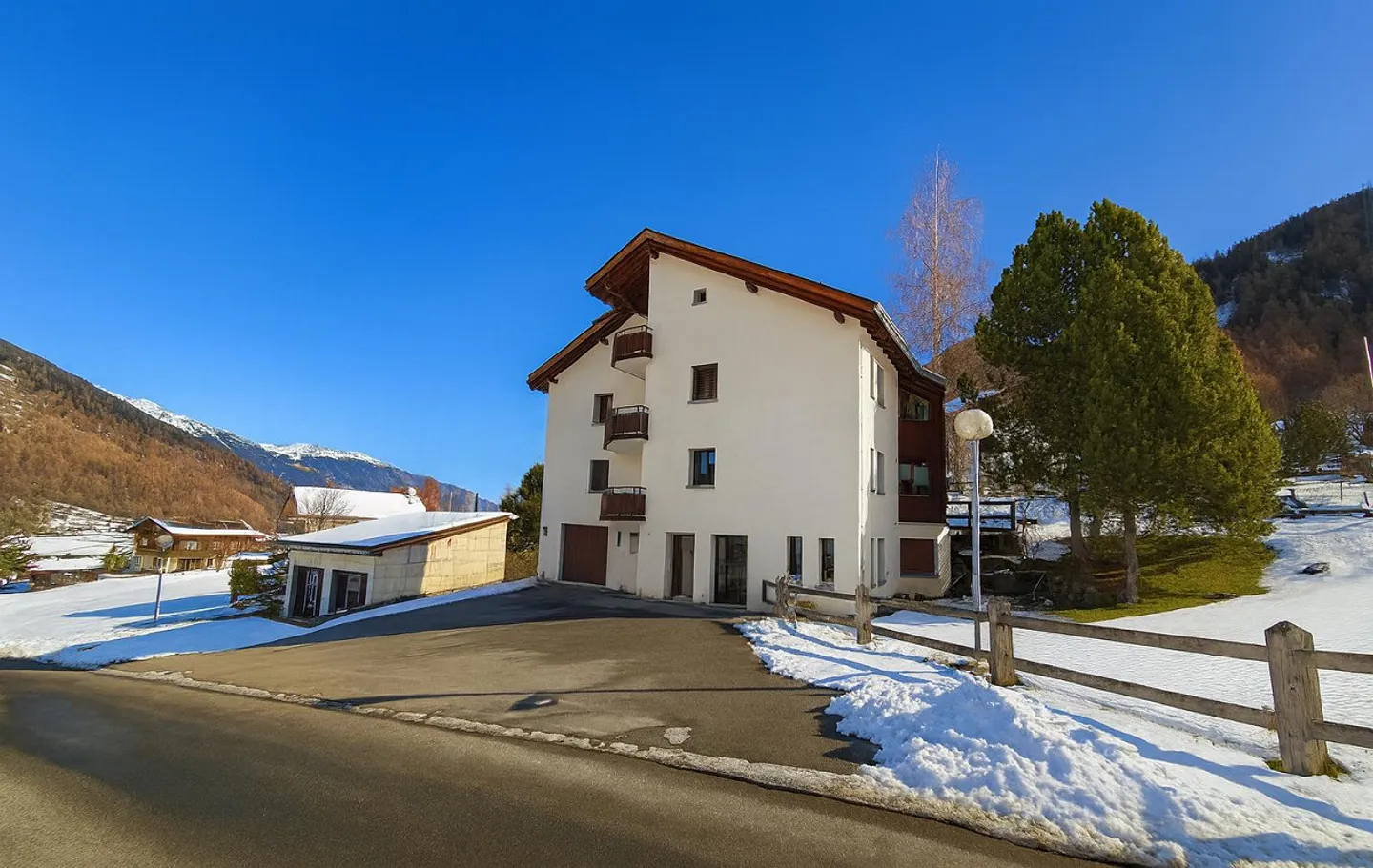 Mehrfamilienhaus mit Umschwung - Foto 1 von 14