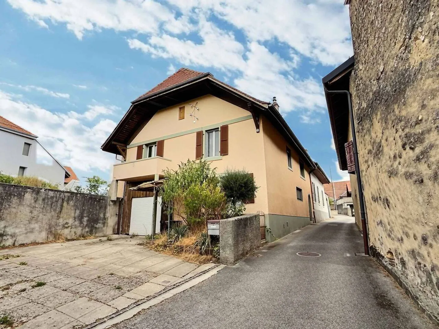 Charming terraced house with 4½ rooms, sauna, garages and parking spaces - Photo 1 of 10