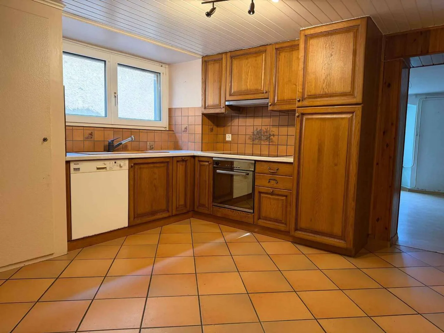 Charming terraced house with 4½ rooms, sauna, garages and parking spaces - Photo 2 of 10