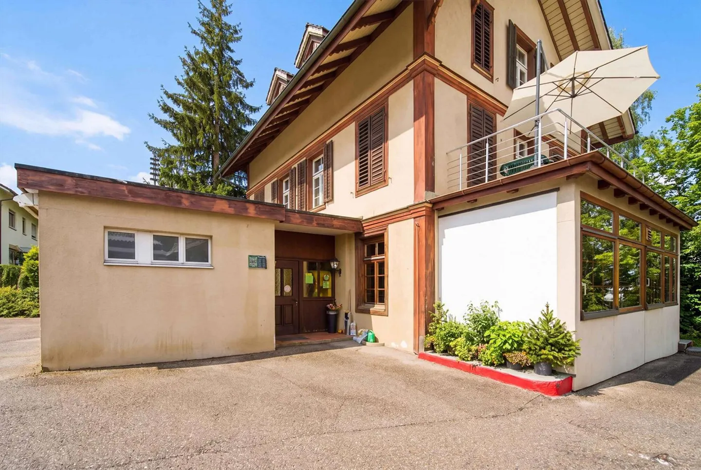 FULLY RENTED MULTI-FAMILY HOUSE IN HUTTWIL - Photo 2 of 5