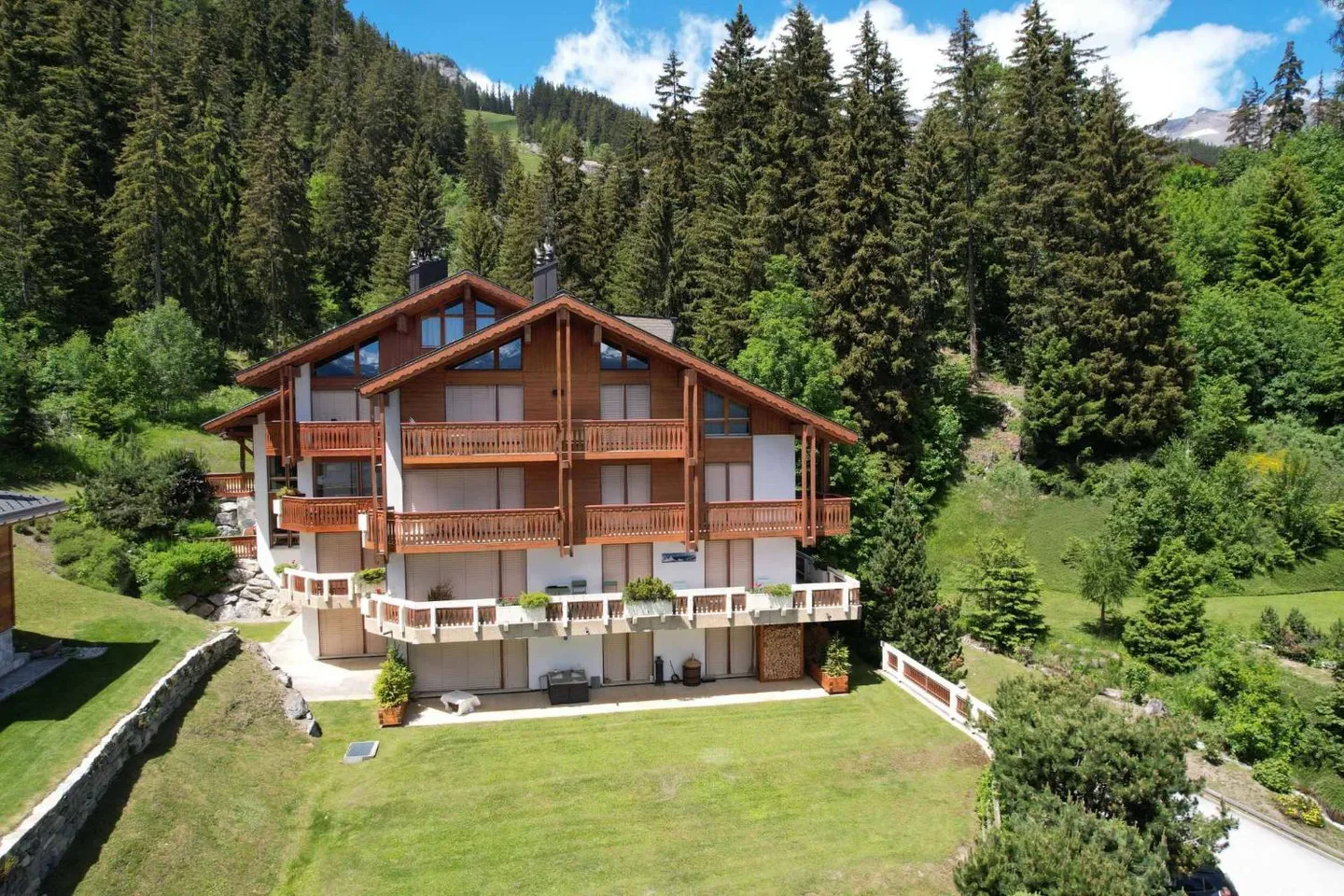 EXCLUSIVITY CHARMING 4.5 ROOM APARTMENT TWO STEPS FROM THE CABLE CAR - Photo 1 of 9