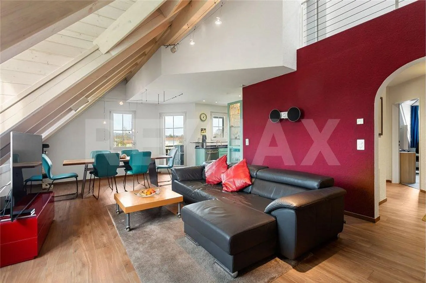 Bright 5.5-room maisonette apartment with two balconies and unobstructed views - Photo 2 of 10