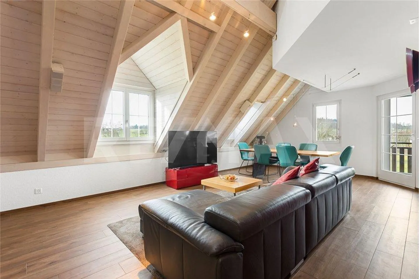 Bright 5.5-room maisonette apartment with two balconies and unobstructed views - Photo 3 of 10