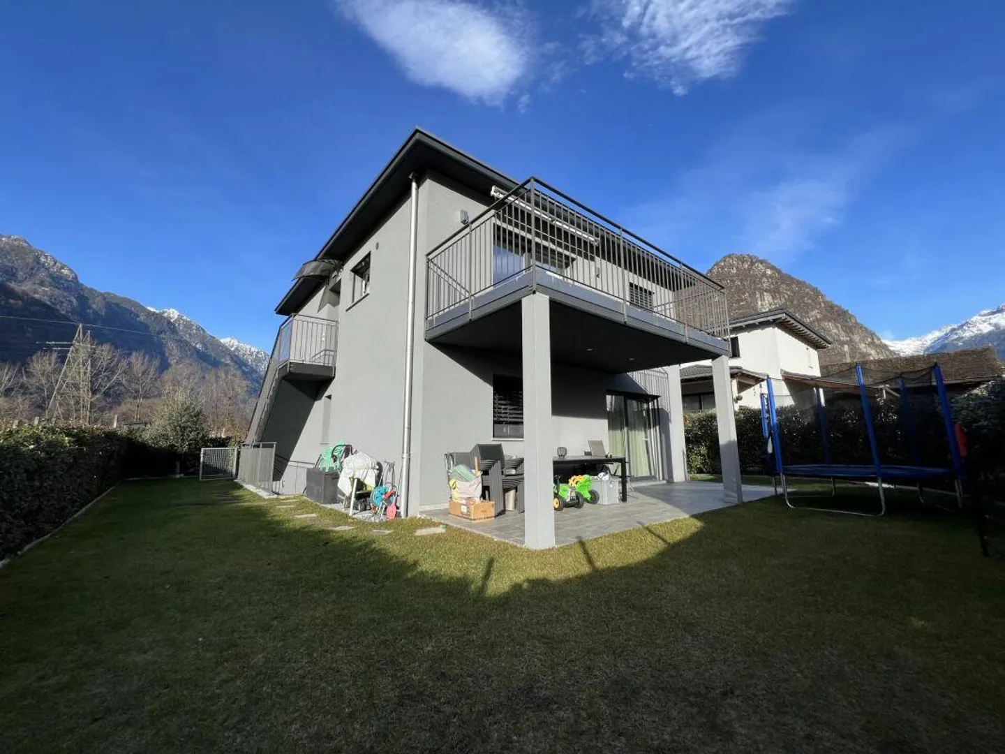 Moderna casa bifamiliare, 4,5 + 3,5 stanze con grande giardino - Foto 1 di 18