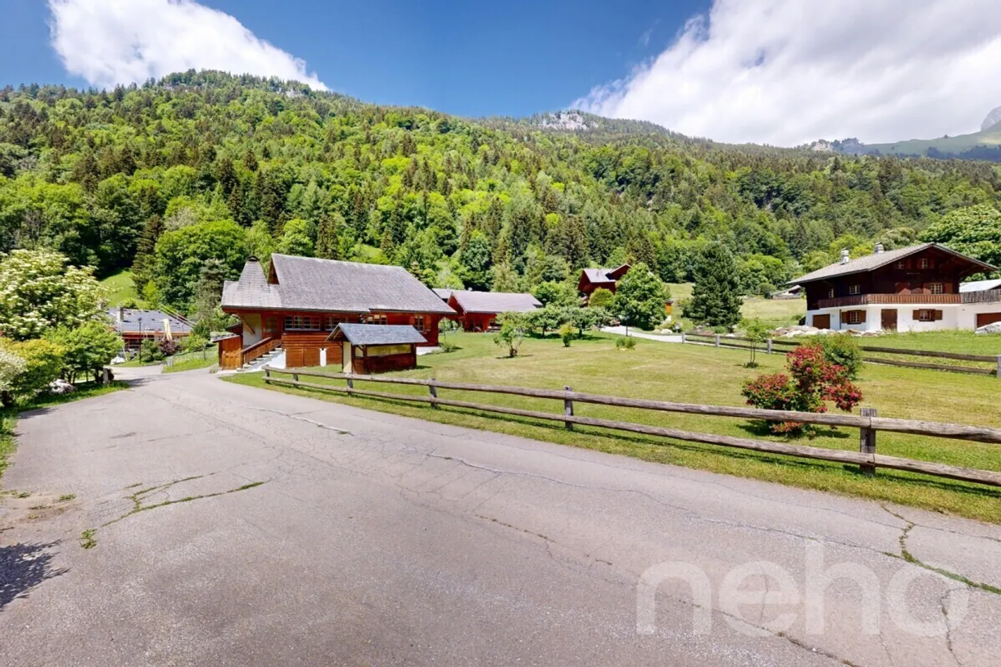 Chalet con carattere: giardino idilliaco e raro potenziale - Foto 1 di 13