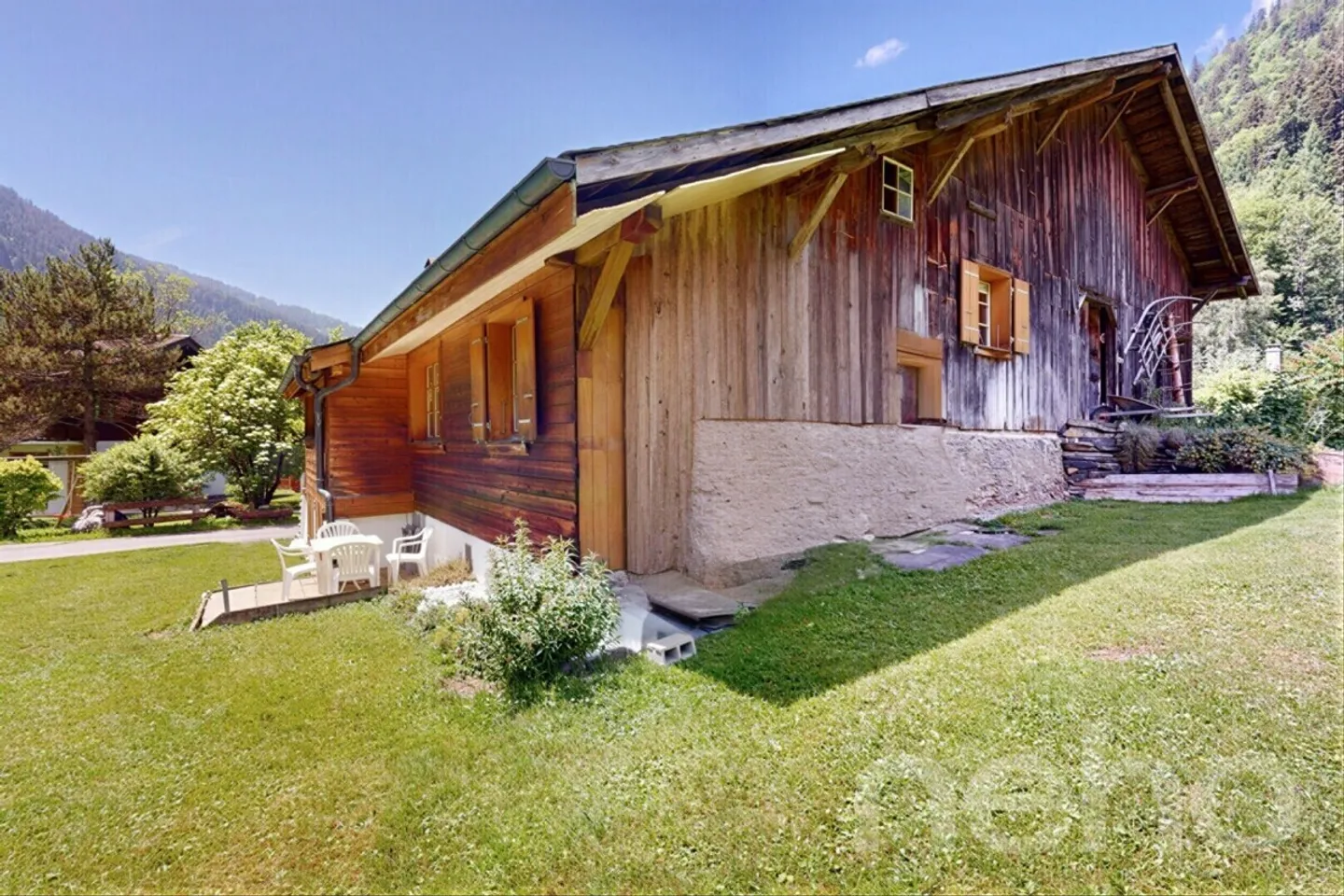 Chalet con carattere: giardino idilliaco e raro potenziale - Foto 2 di 13