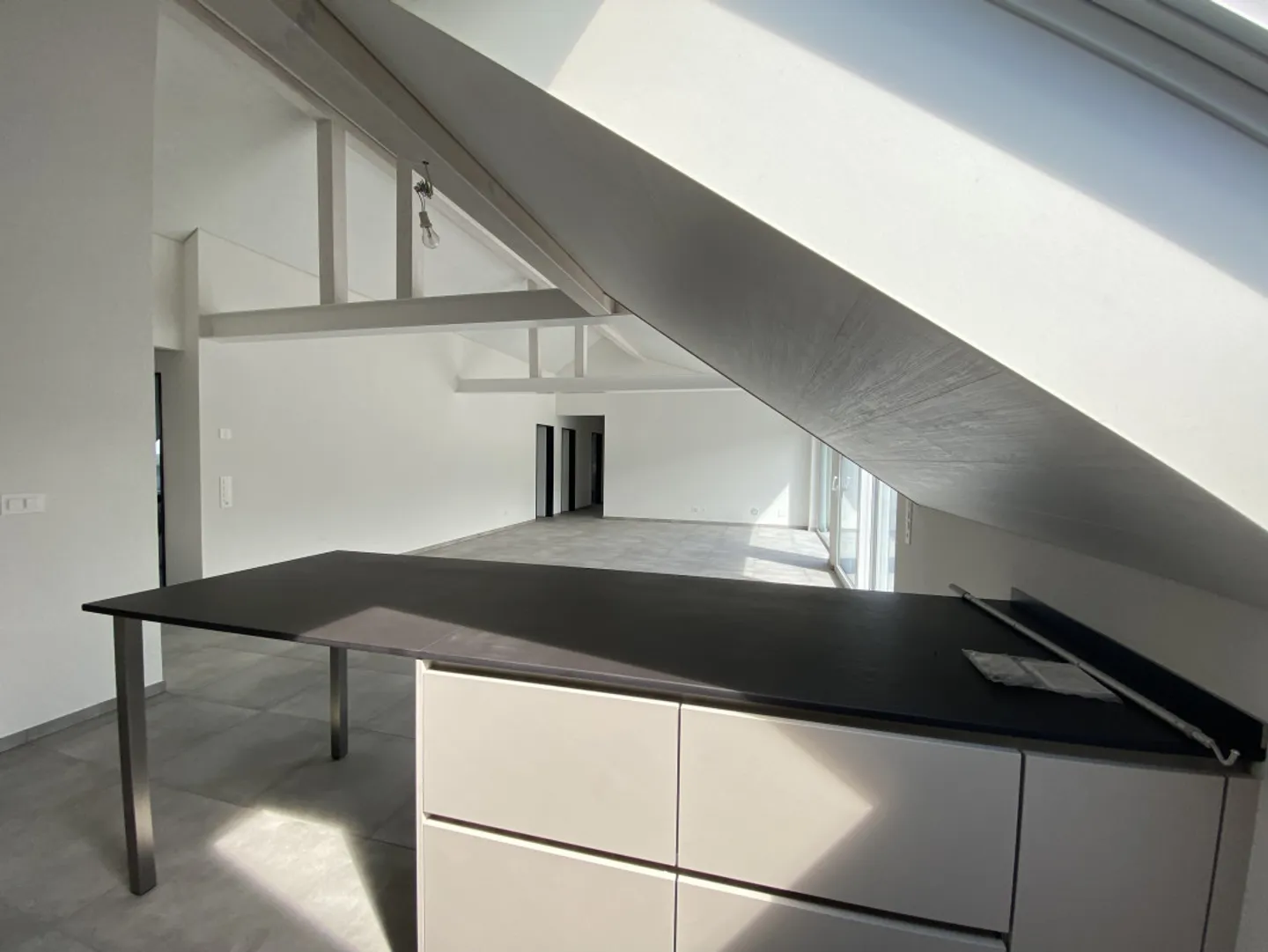 Attico - Appartamento (5.5 stanze) in una posizione tranquilla nel cuore del villaggio - Courrendlin - Foto 8 di 10